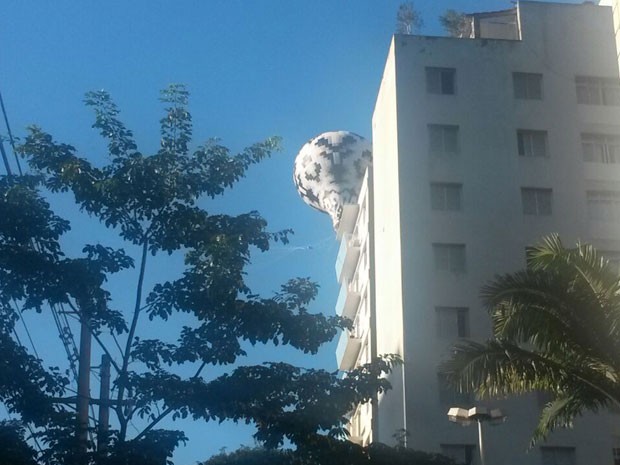 Em Pinheiros, motociclistas tentam resgatar balão que caiu em prédio