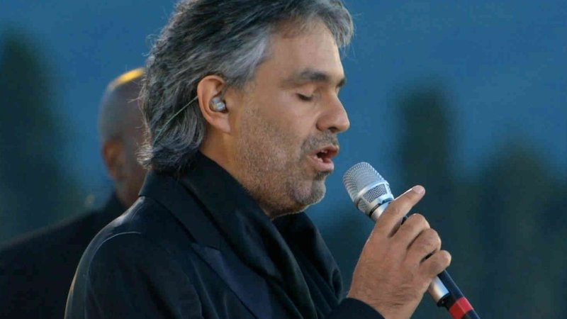 Público reclama de desorganização e lama em concerto de Andrea Bocelli