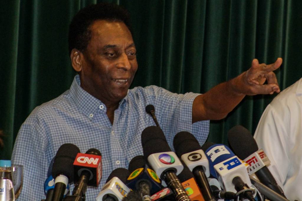 Após cirurgia na coluna, Pelé continua internado em hospital