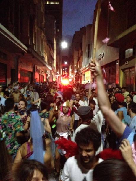 Bloco Lambuza desfila pelas ruas da cidade nesta segunda (3) Bloco Lambuza desfila pelas ruas da cidade nesta segunda (3)