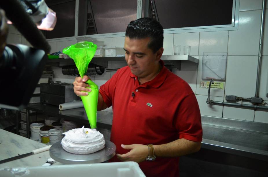 Cake Boss: o confeiteiro pediu para finalizar um bolo da casa
