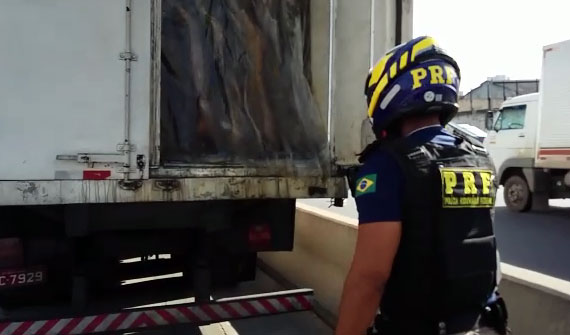 Polícia Rodoviária apreende 14 toneladas de carne estragada na Dutra
