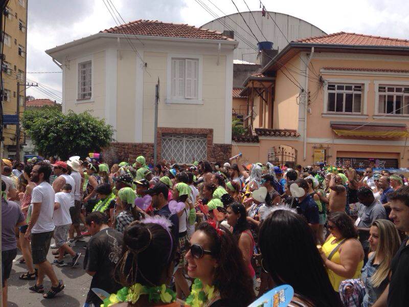 Bloco Esfarrapado sai pelas ruas do Bixiga após mais de 3 horas de concentração Bloco Esfarrapado sai pelas ruas do Bixiga após mais de 3 horas de concentração