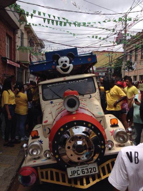 Trenzinho carrega crianças durante a movimentação do Bloco Esfarrapado Trenzinho carrega crianças durante a movimentação do Bloco Esfarrapado