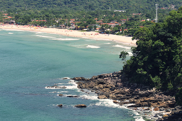 A praia de Maresias, ao fundo: caminhada de 30 minutos até chegar em Paúba