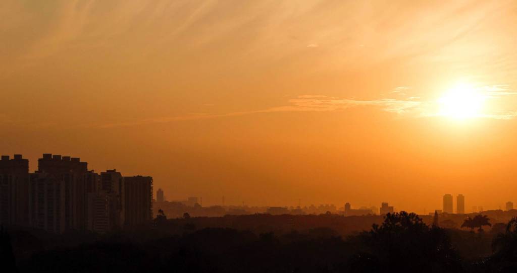 Sol aparece entre nuvens no fim de semana