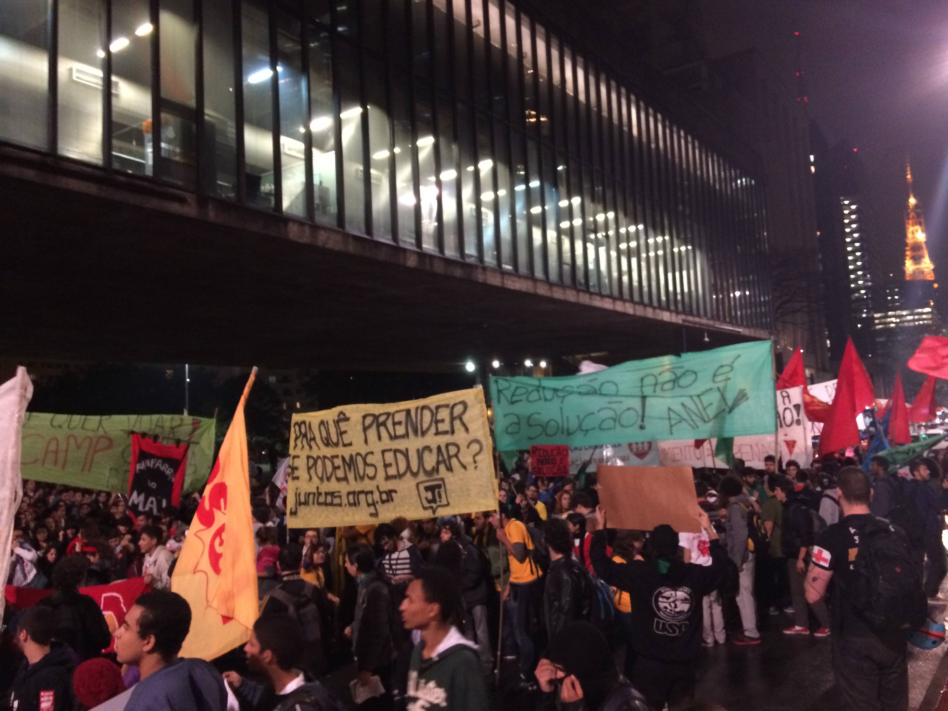 Protesto contra redução da maioridade penal bloqueia vias de São Paulo
