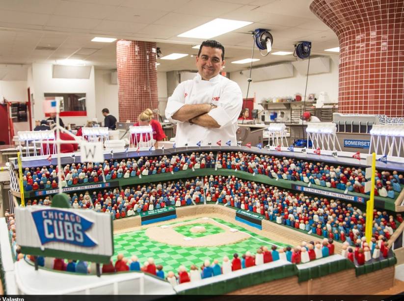 Buddy exibe uma de suas grandiosas cria&ccedil;&otilde;es, um bolo em formato de est&aacute;dio de beisebol