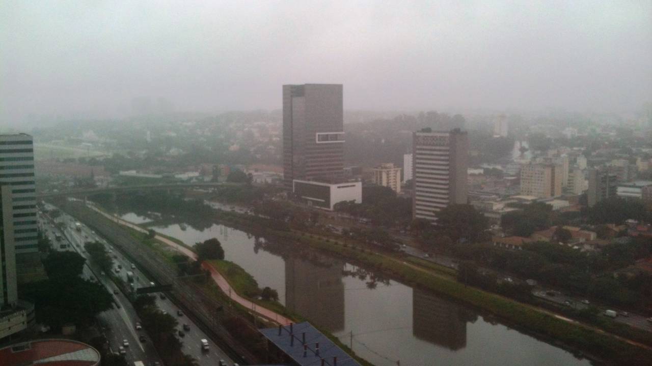 A Marginal Pinheiros vista de cima de um prédio