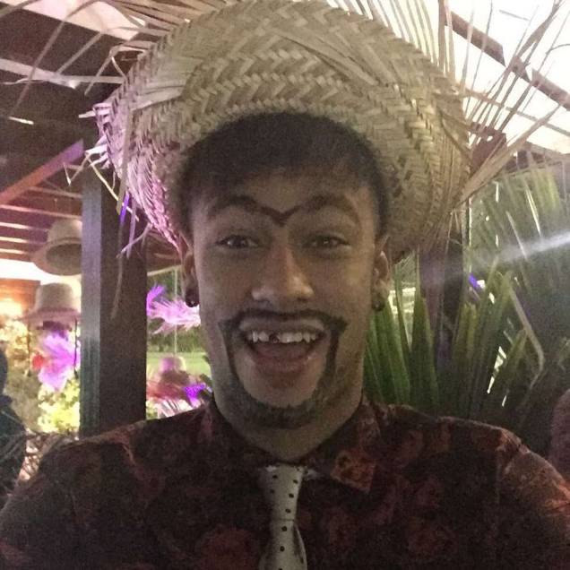 Neymar vestido à caráter para a festa junina em sua casa no Guarujá Neymar vestido à caráter para a festa junina em sua casa no Guarujá