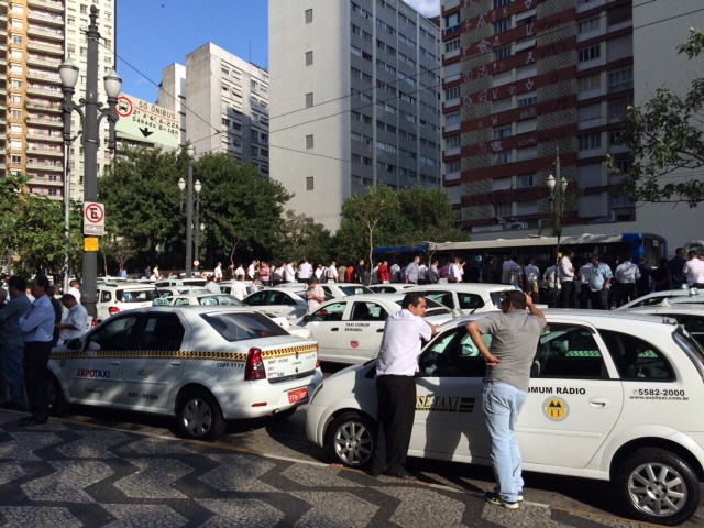 Sob pressão de taxistas, avança na Câmara projeto que proíbe o Uber