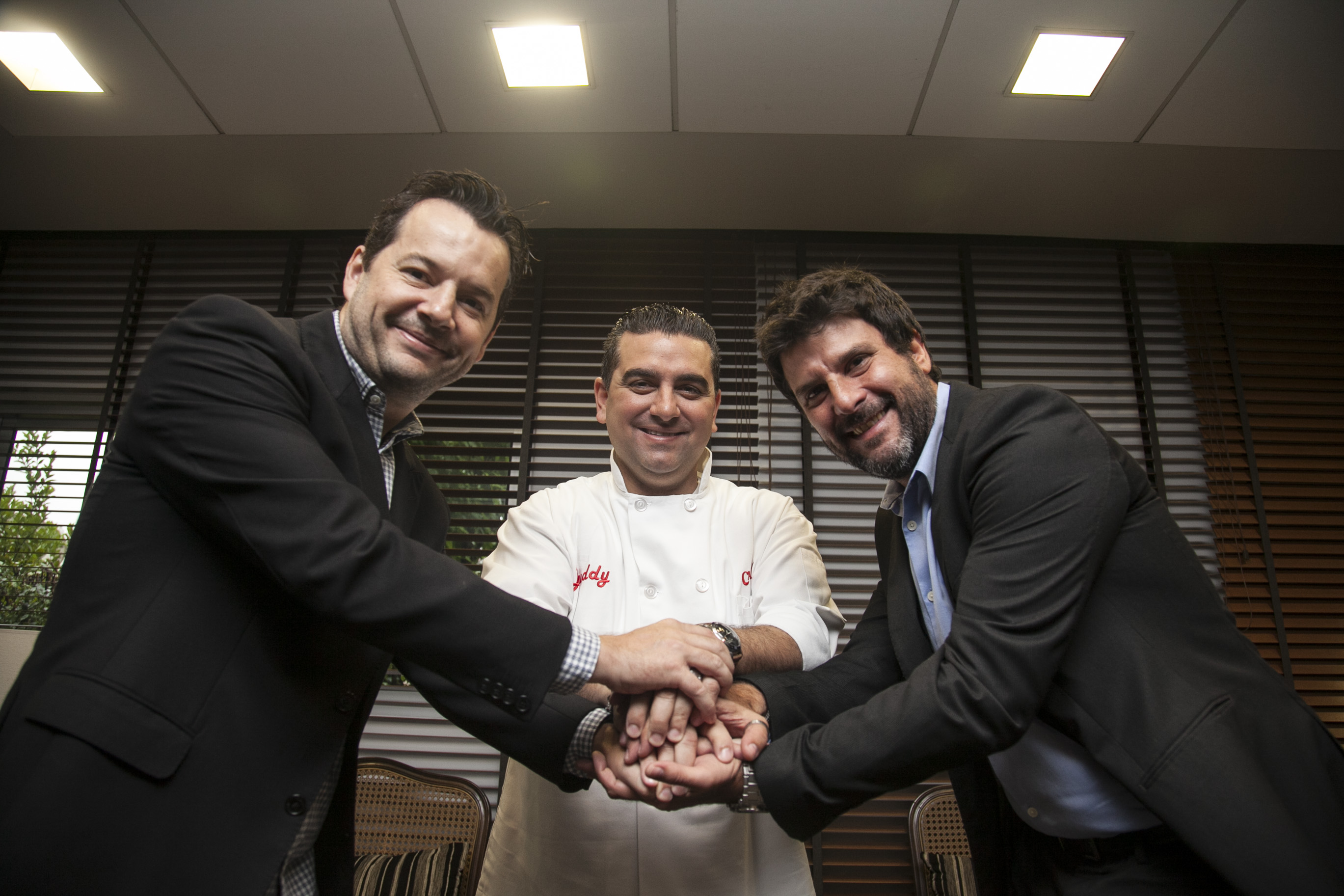 Buddy Valastro entre Paulo Franco, superintendente art&iacute;stico e de programa&ccedil;&atilde;o da Record, e Marcello Braga, diretor geral da Endemol Brasil