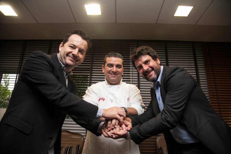 Buddy Valastro entre Paulo Franco, superintendente art&iacute;stico e de programa&ccedil;&atilde;o da Record, e Marcello Braga, diretor geral da Endemol Brasil