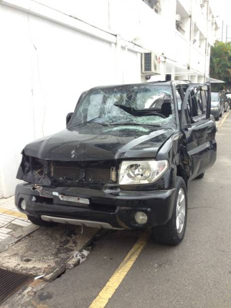 O carro que atropelou foli&otilde;es de blocos na Vila Madalena