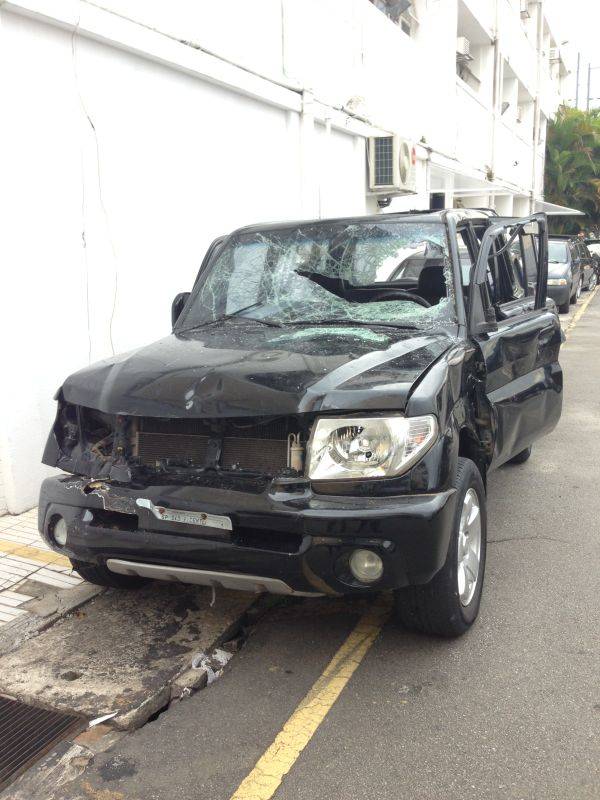 O carro que atropelou foli&otilde;es de blocos na Vila Madalena