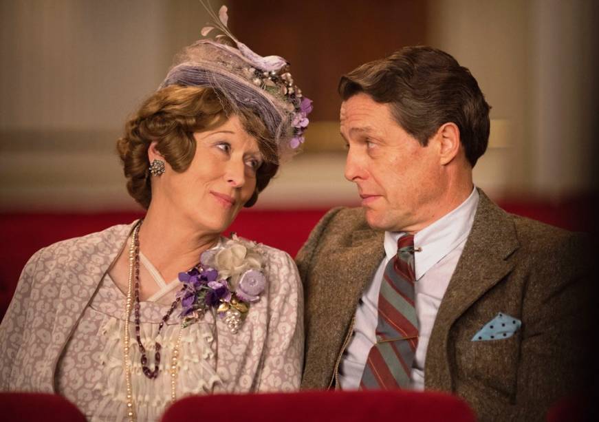 Florence - Quem É Essa Mulher?: Meryl Streep e Hugh Grant vivem um casamento de fachada Florence - Quem É Essa Mulher?: Meryl Streep e Hugh Grant vivem um casamento de fachada