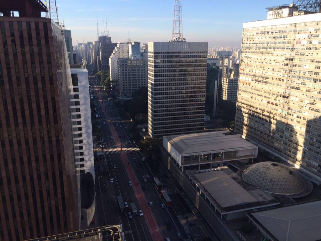 Ciclistas aproveitam o primeiro dia útil da ciclovia na Paulista