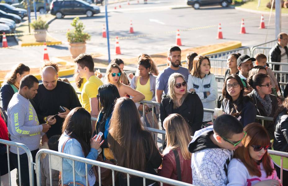 Outlet Forever 21: cerca de 350 pessoas esperavam a loja abrir na manh&atilde; deste s&aacute;bado (27)