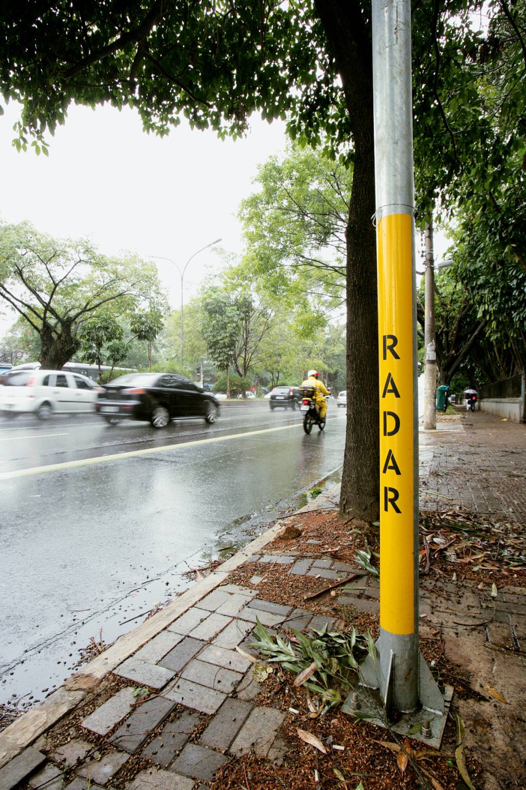 Avisos clandestinos de radar se espalham pela cidade