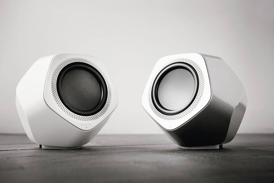 Speakers BeoLab 19: sem fios e com tratamento ac&uacute;stico que divide as vibra&ccedil;&otilde;es entre as duas caixas