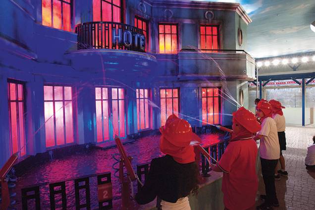 Corpo de bombeiros: uma das setenta atrações da KidZania Corpo de bombeiros: uma das setenta atrações da KidZania