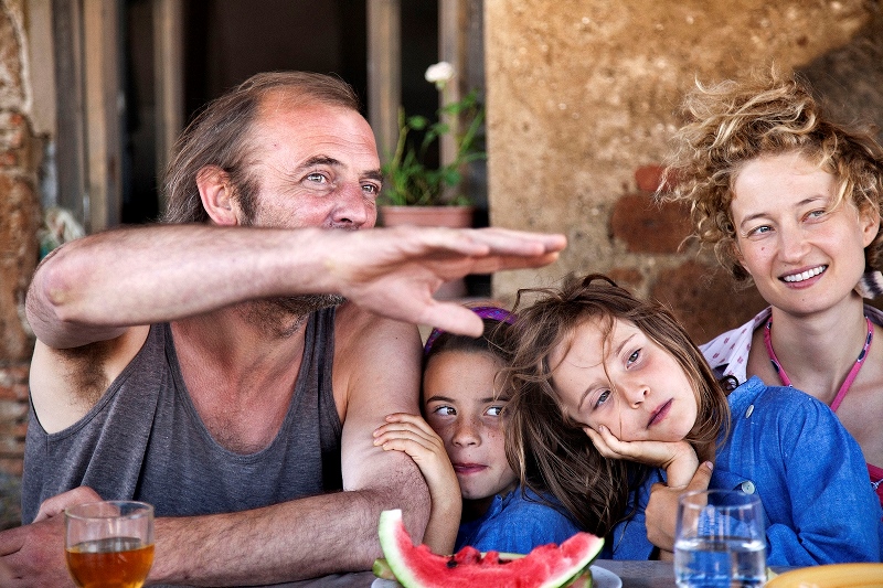 As Maravilhas: meninas são cheias de regras impostas pelo pai As Maravilhas: meninas são cheias de regras impostas pelo pai