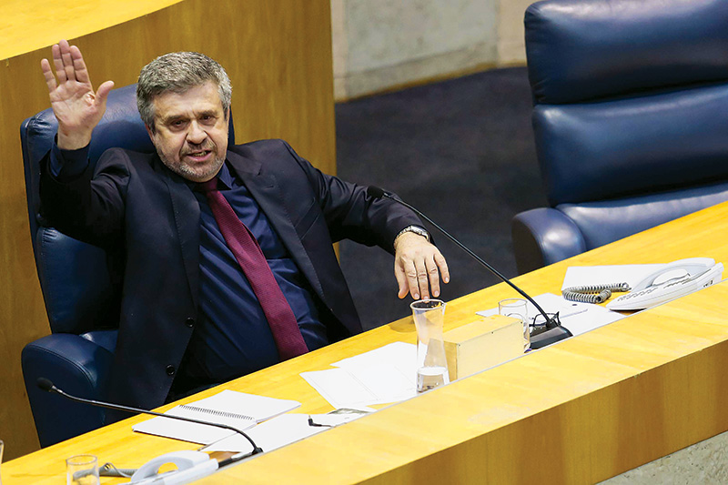 A política do desperdício de dinheiro público na Câmara