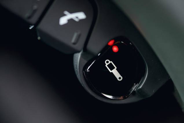 O V12 de 5,9 litros e a ignição de carbono cristal O V12 de 5,9 litros e a ignição de carbono cristal