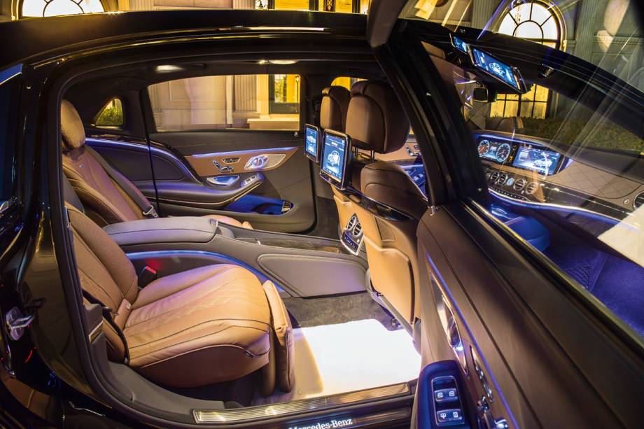 O interior do carro, com bancos individuais:&nbsp;as mordomias incluem compartimento com fl&ucirc;tes para champanhe da alem&atilde; Robbe & Berking