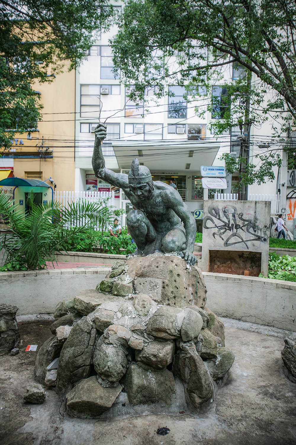 Esculturas pela cidade sofrem com depredações
