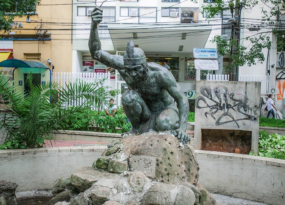 índio pescador escultura