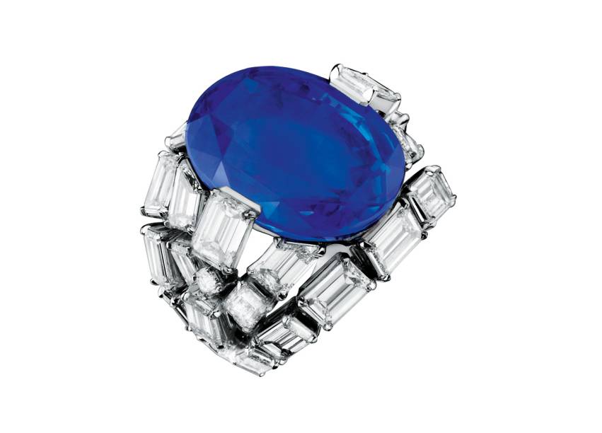 Anel com safira oval de 25 quilates, sustentada por diamantes baguete: cria&ccedil;&atilde;o sob medida para uma cliente