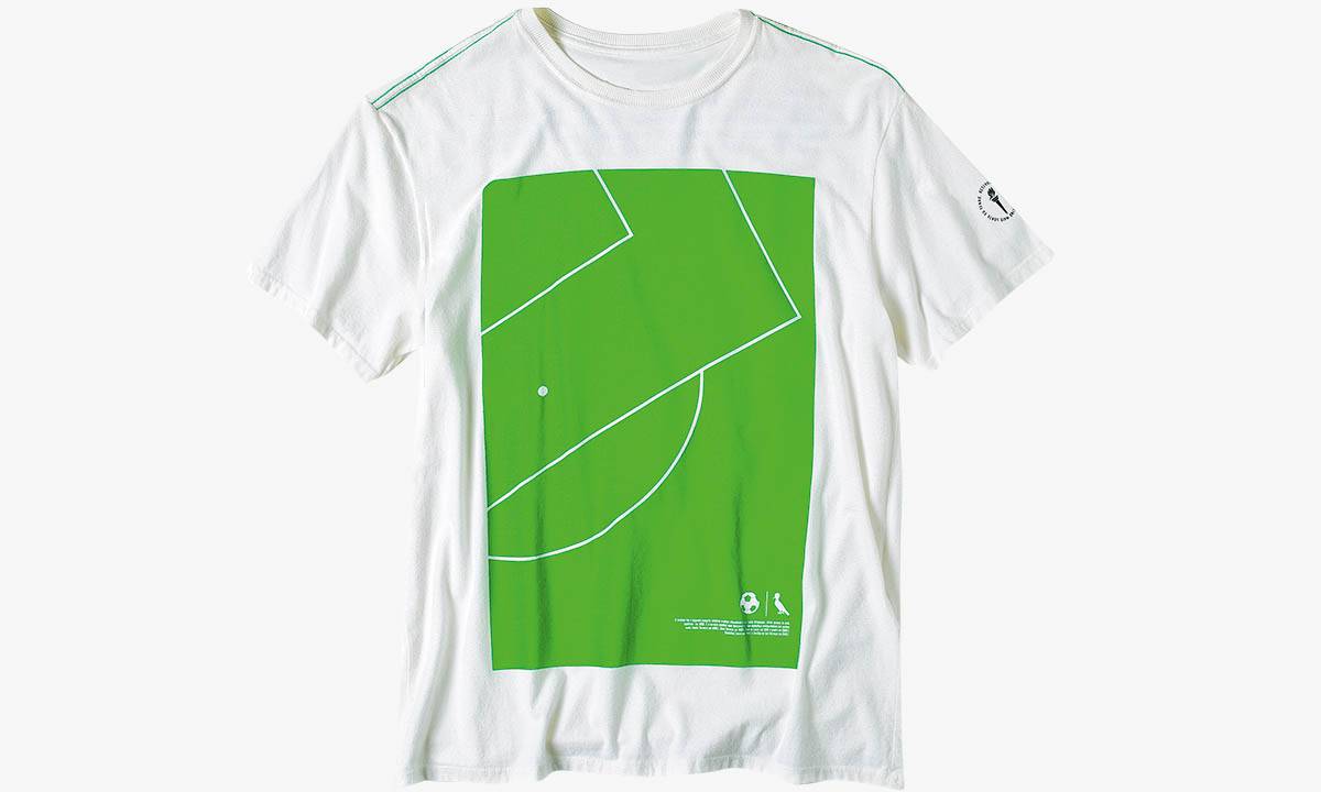 Camiseta masculina de algodão com estampas esportivas.