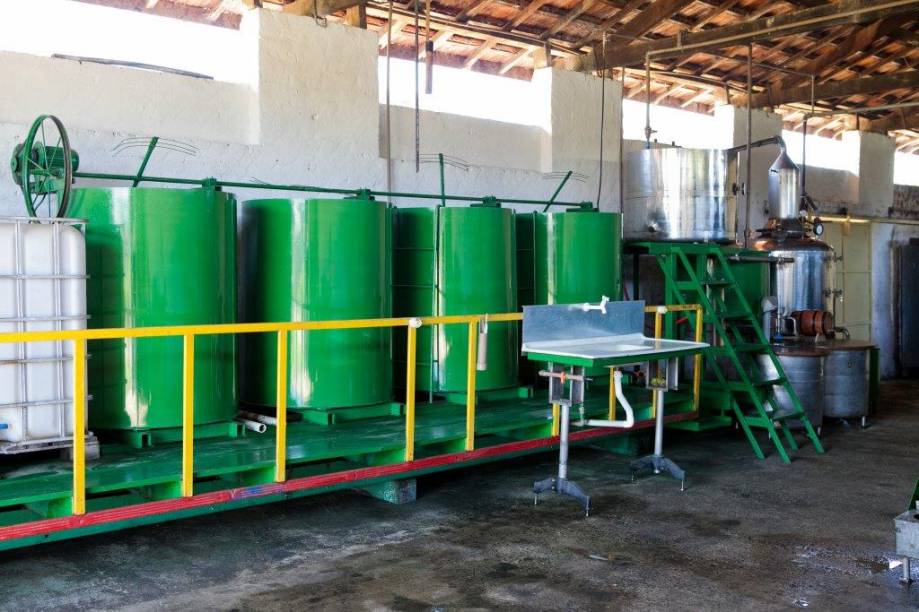 Fazenda do Pinhal: d&aacute; para conhecer todas as fases da produ&ccedil;&atilde;o da cacha&ccedil;a artesanal