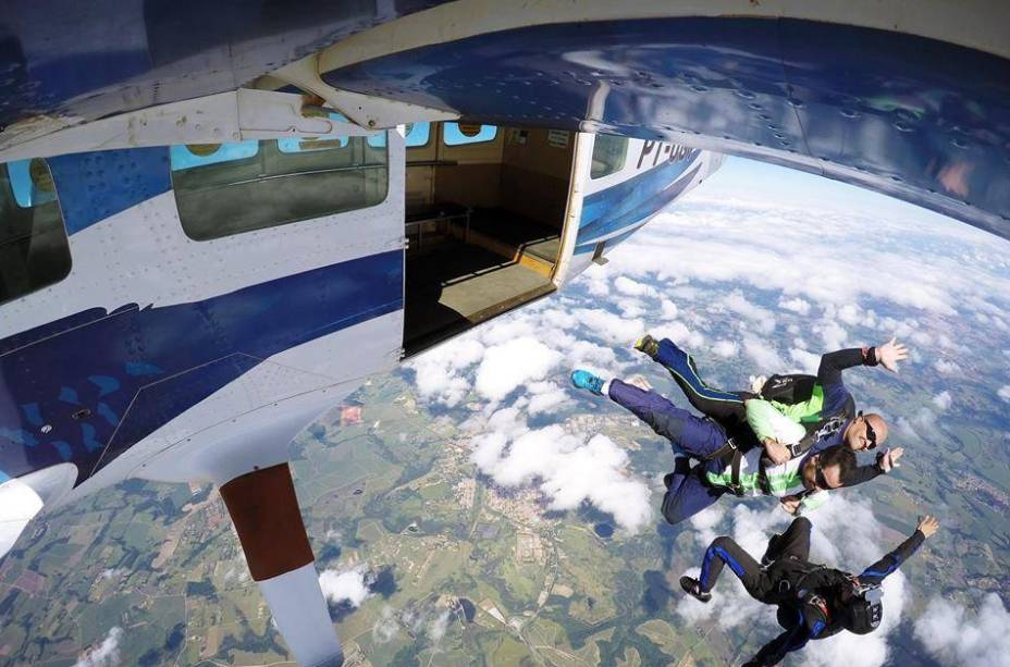 O salto &eacute; feito de um avi&atilde;o a mais de 3000 metros de altura&nbsp;