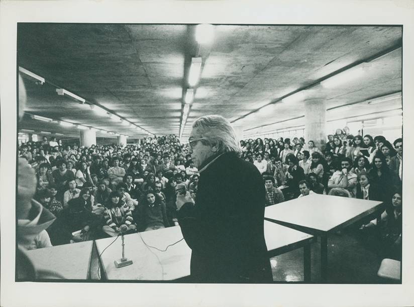 	Artigas em aula no edif&iacute;cio da FAU em 1979