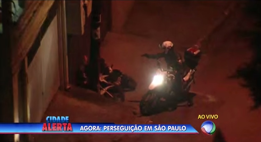 ‘Cidade Alerta’ mostra policial atirando em fugitivos após perseguição
