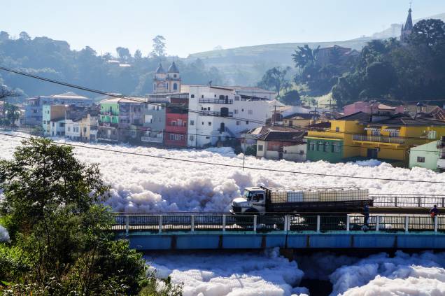 Grande quantidade de espuma tóxica invadiu a cidade de Pirapora do Bom Jesus na segunda (22) Grande quantidade de espuma tóxica invadiu a cidade de Pirapora do Bom Jesus na segunda (22)