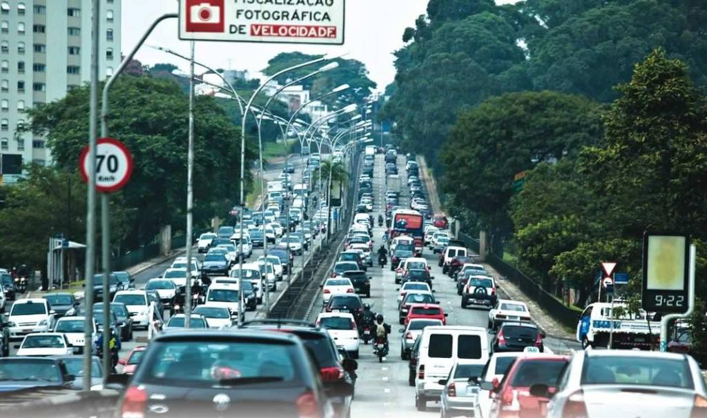 Multas por uso de celular no trânsito até maio superam as de 2014 inteiro
