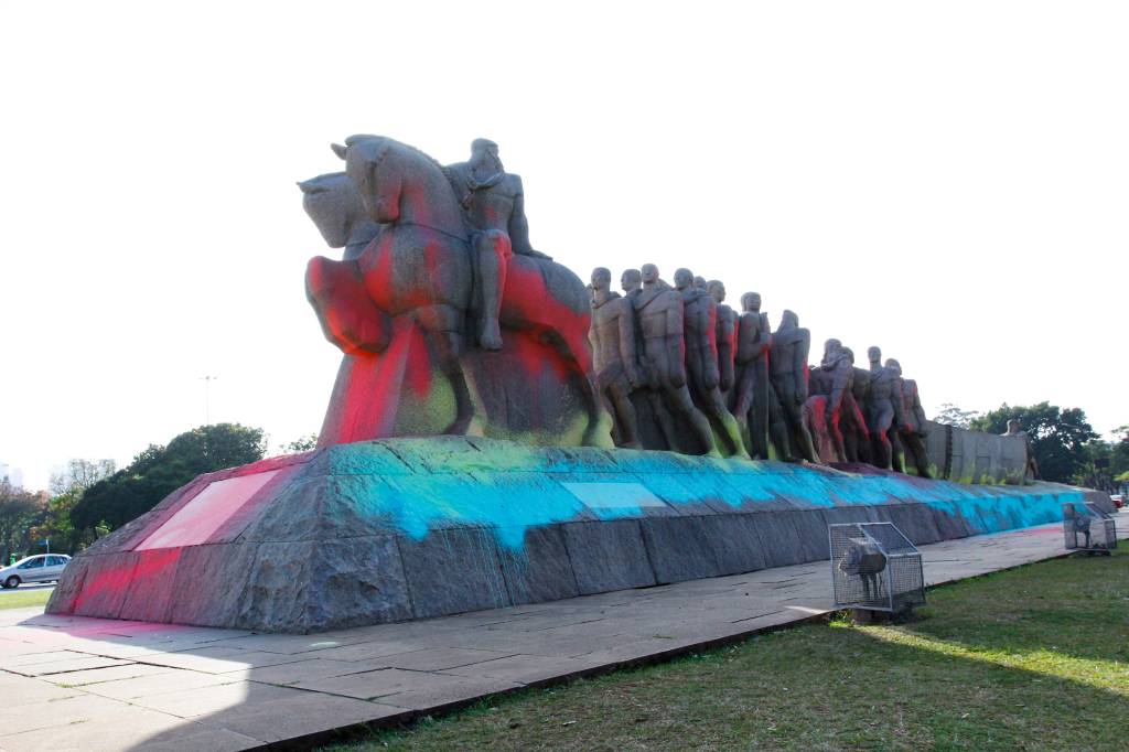 Monumento às Bandeiras e estátua de Borba Gato amanhecem vandalizados