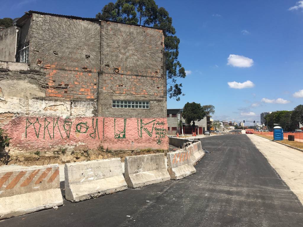Devido à obra, casa fica no meio de rua em Santo Amaro