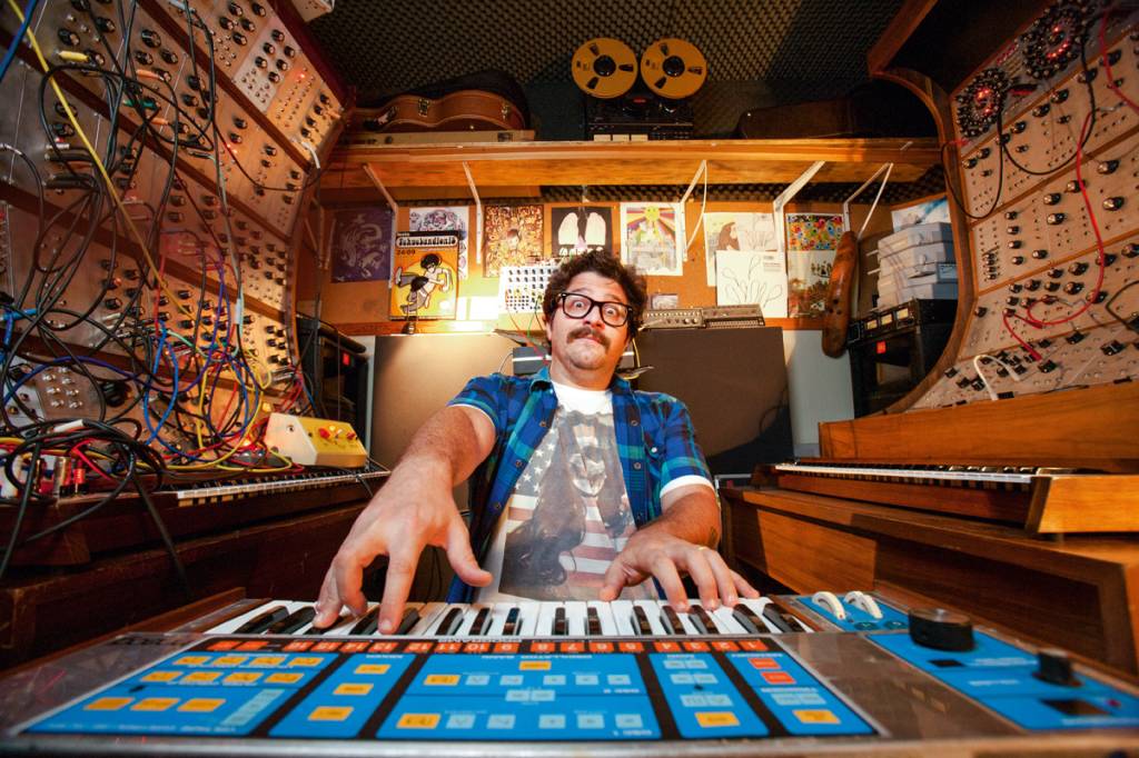 Produtor musical apaixonado por sintetizadores fabrica as engenhocas