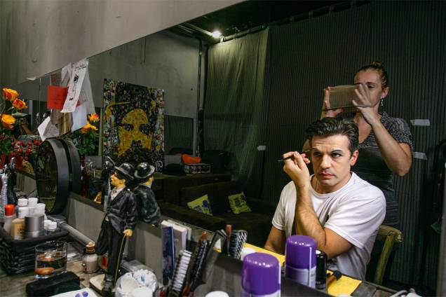 Bastidores: Jarbas Homem de Mello e o início da transformação em Chaplin Bastidores: Jarbas Homem de Mello e o início da transformação em Chaplin