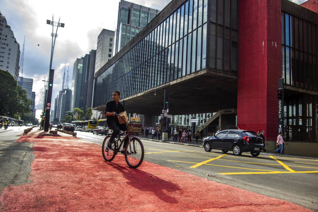Antes de ser inaugurada, ciclovia na Avenida Paulista já atrai ciclistas