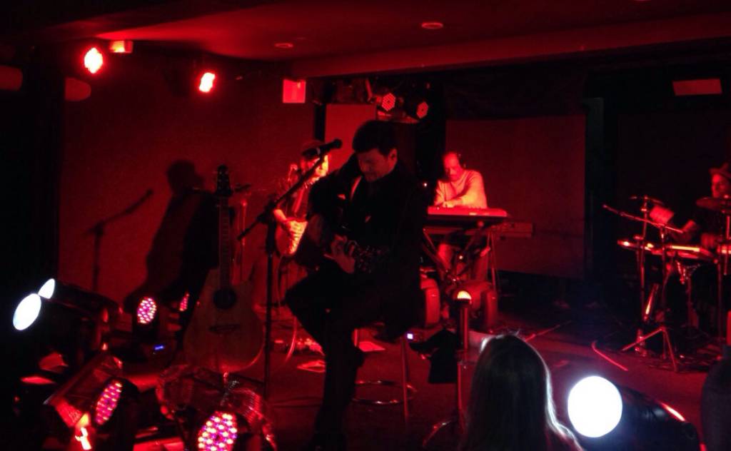 Paulo Ricardo canta para garotas de programa e seus clientes no Ipiranga