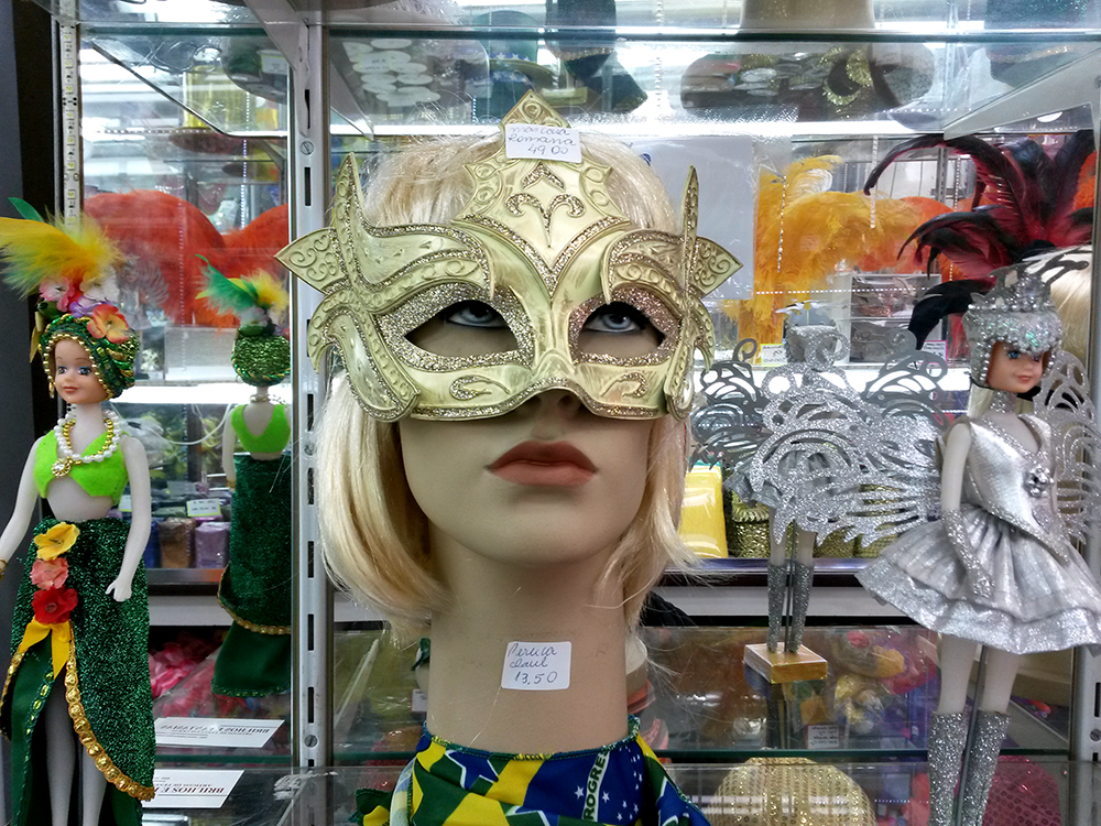 Brilhos Fantasias: peruca (R$ 13,50) e m&aacute;scara (R$ 49,00)