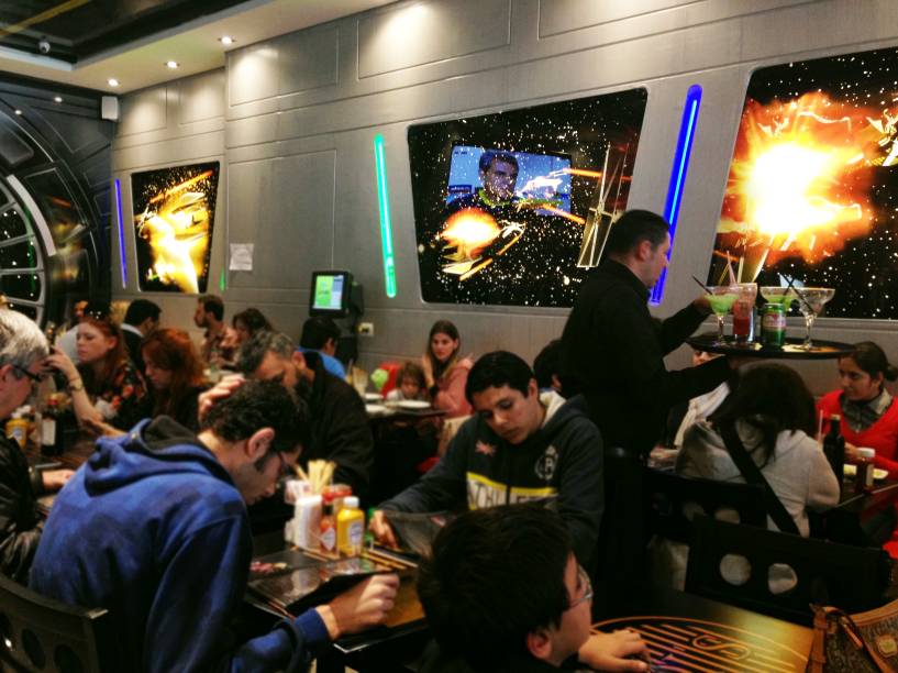 Jedis Burger e Grill: os gar&ccedil;ons n&atilde;o usam roupas tem&aacute;ticas
