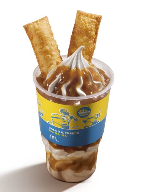 Sorvete de baunilha com duas tortinhas de banana e três opções de calda é criação do McDonalds Sorvete de baunilha com duas tortinhas de banana e três opções de calda é criação do McDonalds