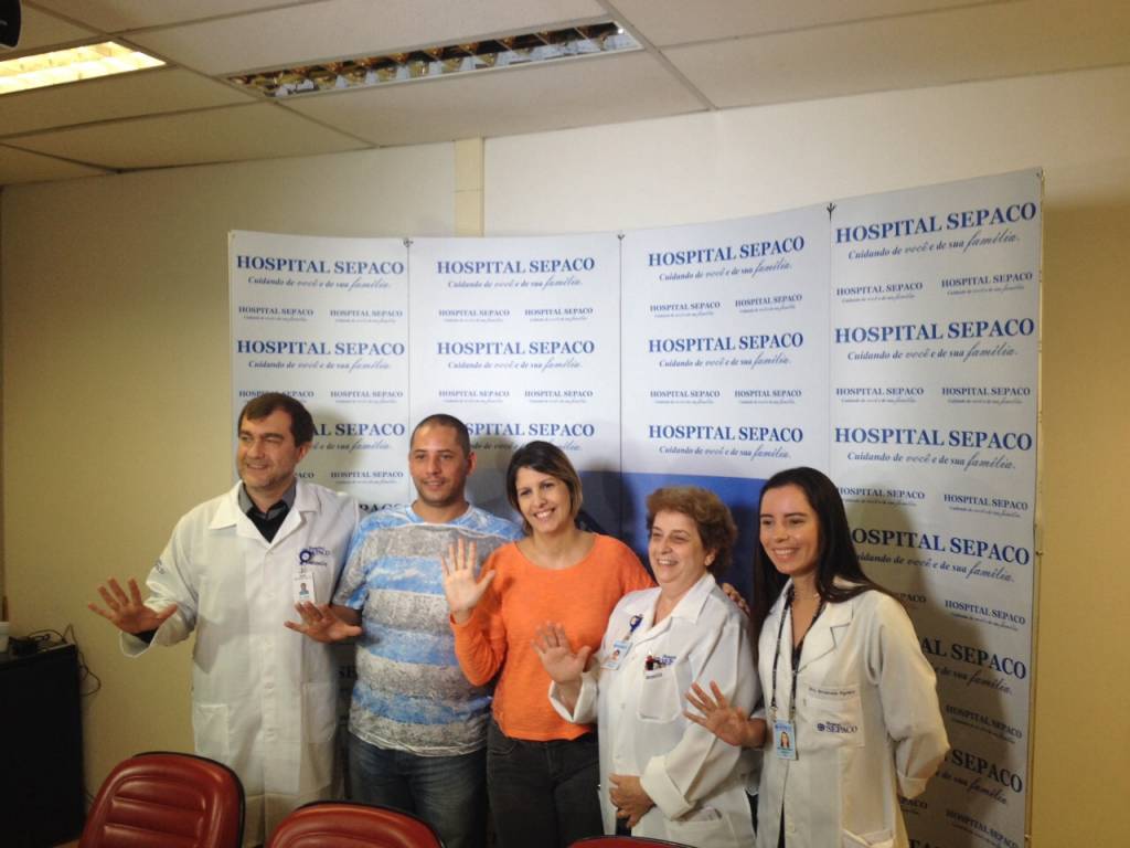 Dois dos quíntuplos recebem alta e esperam casa para morar