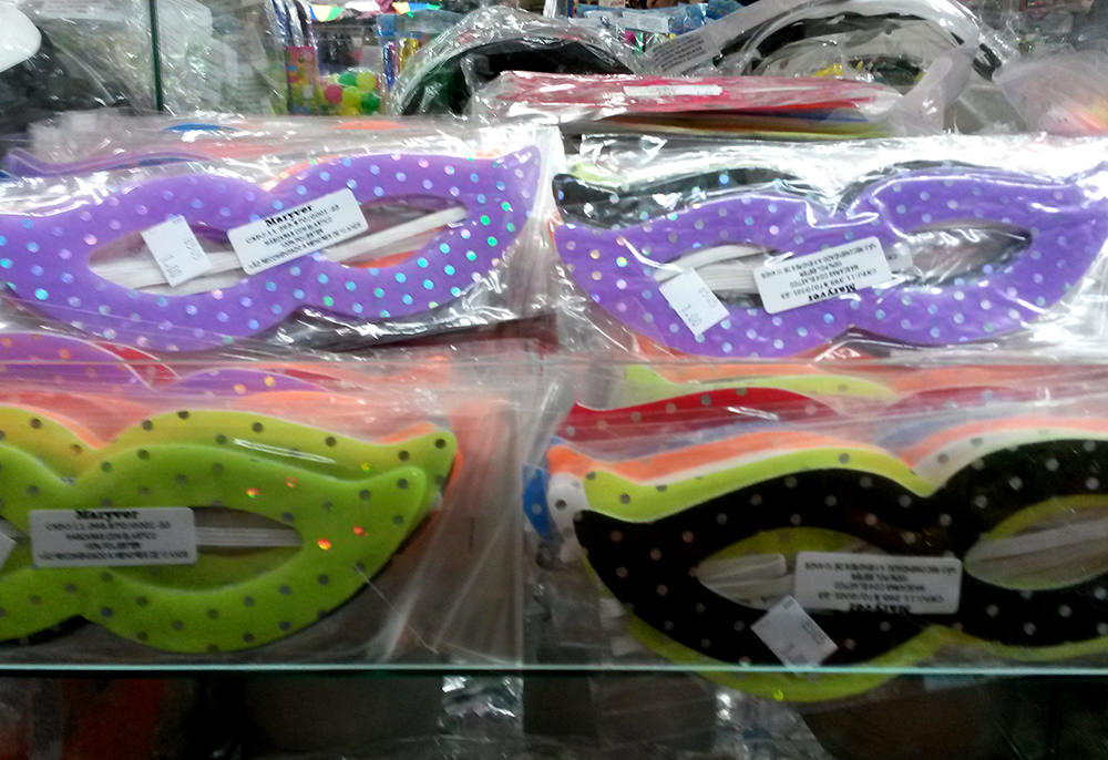 Festas e Fantasias: m&aacute;scaras tradicionais (R$ 1,00 cada)